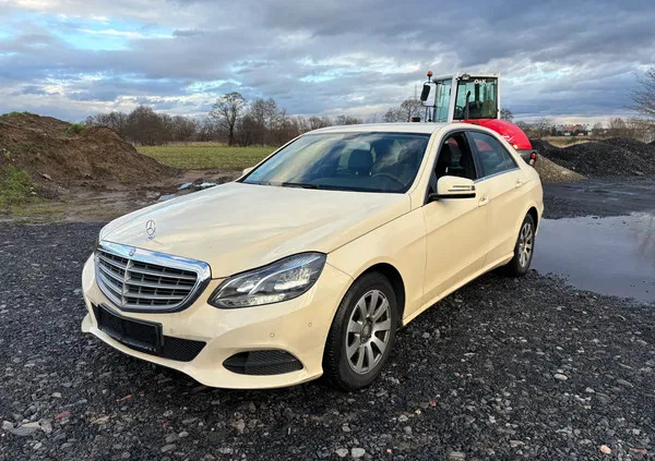 samochody osobowe Mercedes-Benz Klasa E cena 22500 przebieg: 499000, rok produkcji 2015 z Osieczna